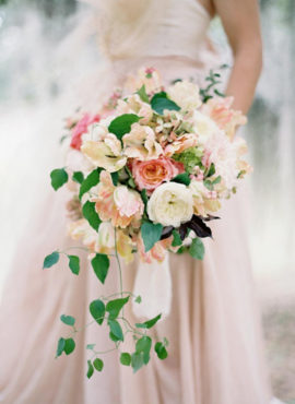 Jos Villa - 12 idées de bouquets de mariée roses - La mariée aux pieds nus