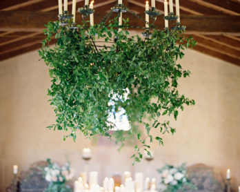 Jose Villa - Comment decorer la ceremonie de votre mariage - La mariee aux pieds nus