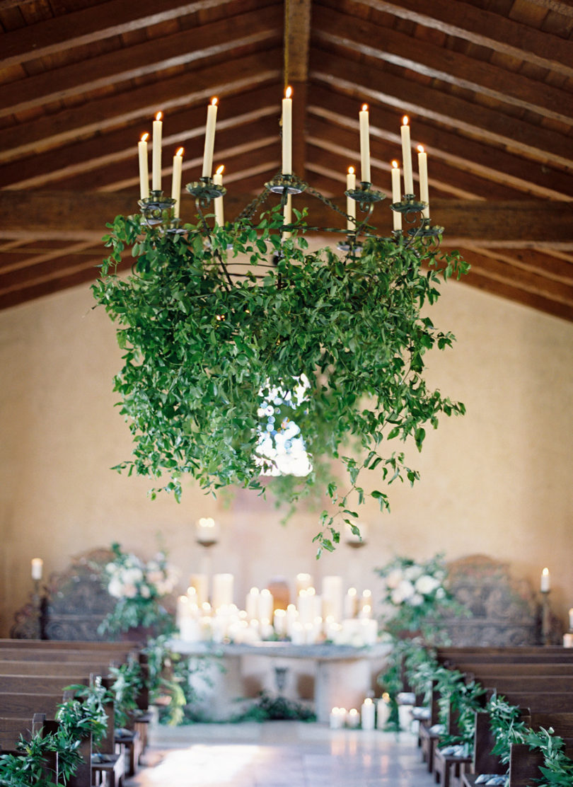 Jose Villa - Comment decorer la ceremonie de votre mariage - La mariee aux pieds nus