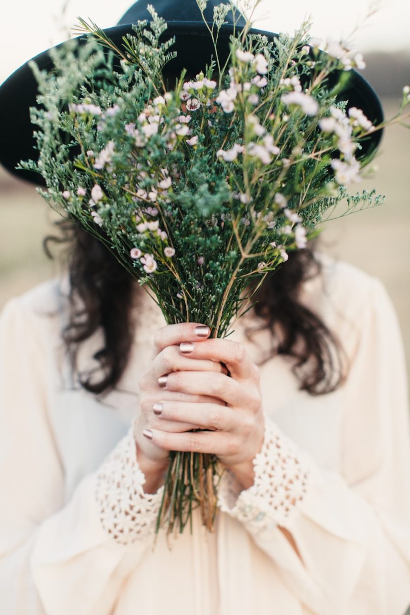 Kathryn McCrary Photography - Un bouquet de mariée d'herbes folles - La mariee aux pieds nus