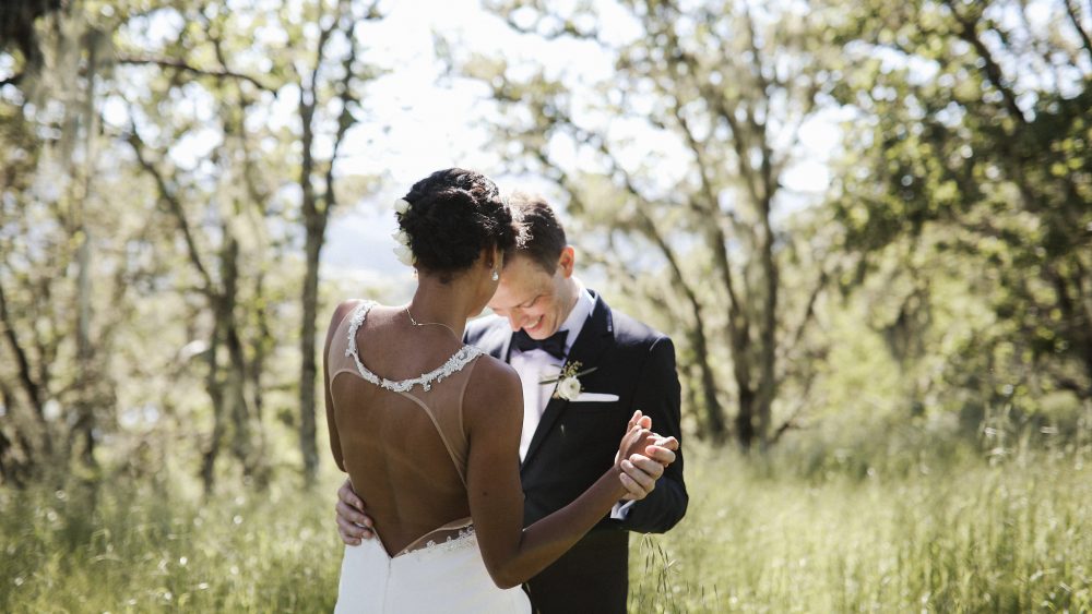 Un mariage végétal au coeur de la Californie - La mariée aux pieds nus