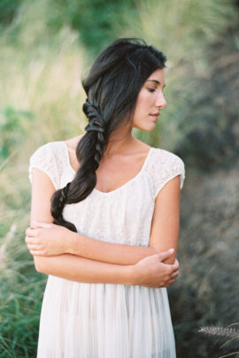 10 idées de coiffures de mariée tressées - La mariée aux pieds nus - Photo : Kylie Martin