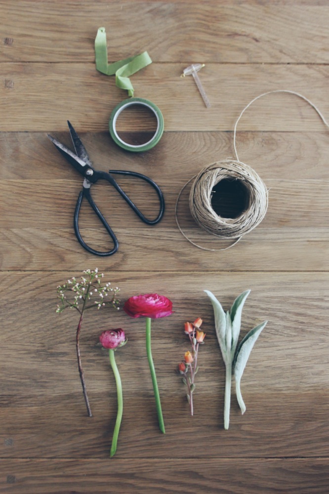 La mariee aux pieds nus - DiY comment faire une boutonniere pour homme -  fleurs - 1 - la mariee aux pieds nus