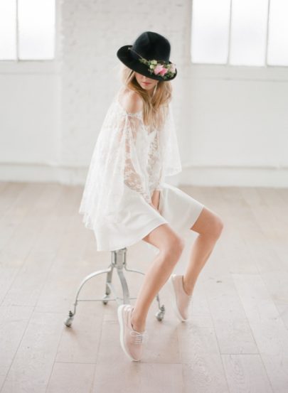 La mariee aux pieds nus - Photographe Greg Finck - Rime Arodaky - Robes de mariee courte - Mariage civil - 2015 - Modele Bree Cape Jane