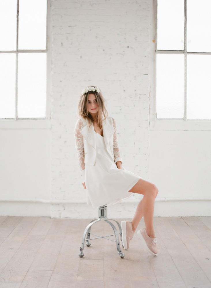 La mariee aux pieds nus - Photographe Greg Finck - Rime Arodaky - Robes de mariee courte - Mariage civil - 2015 - Modele Perfecto Moss