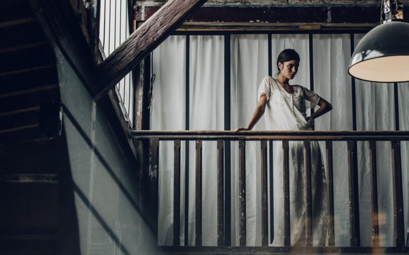 La mariée aux pieds nus - Laure de Sagazan - Robes de mariée - Collection 2016 - Top Vigo sur débarteur Bertin et Jupe Mirabeau - Photo : Laurent Nivalle