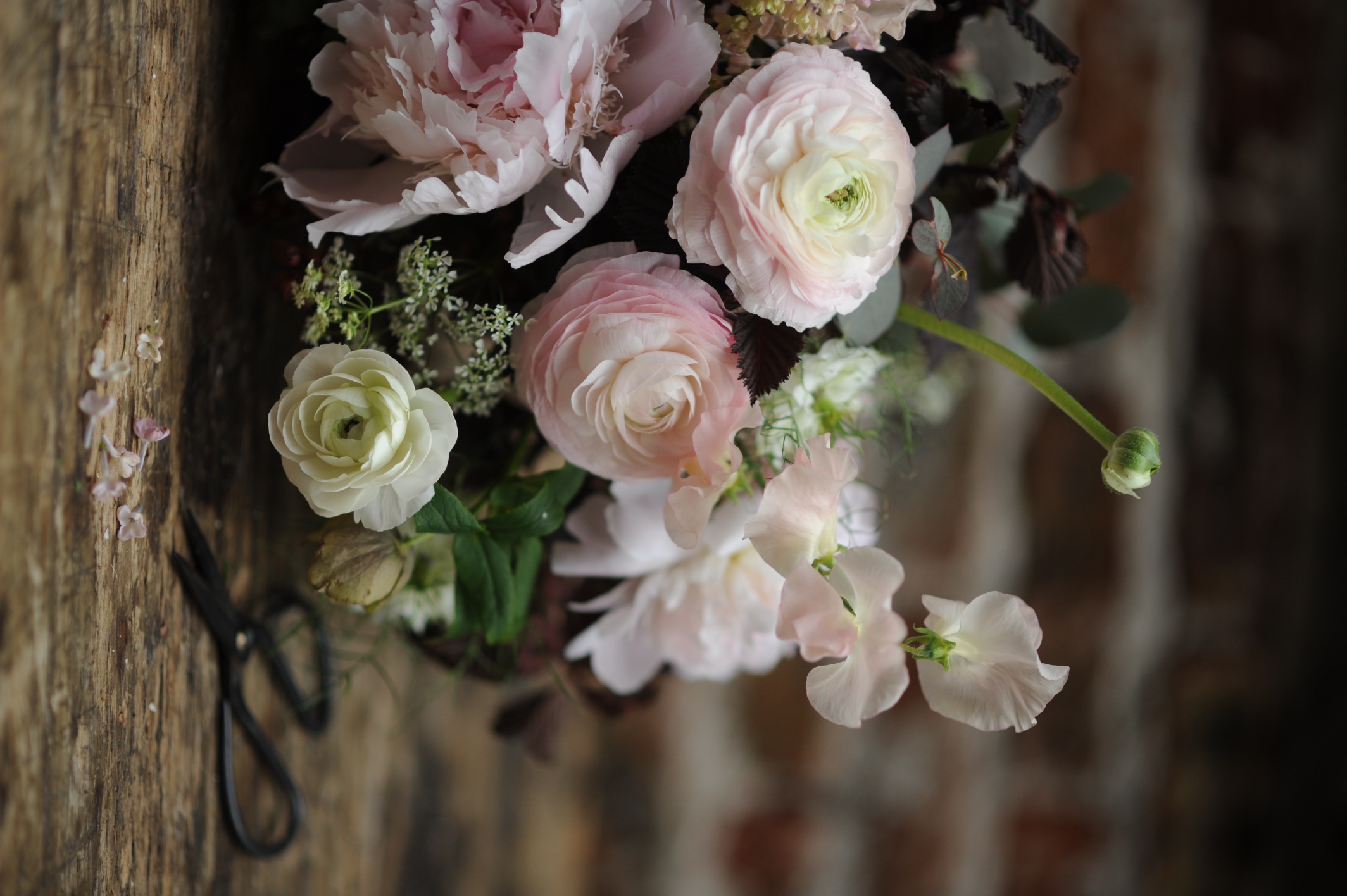 Lovely Pics Inspirations Fleuries Editions Eyrolles Nessa Buonomo La Mariee Aux Pieds Nus Bouquet De Renoncules Et De Pivoines La Mariee Aux Pieds Nus