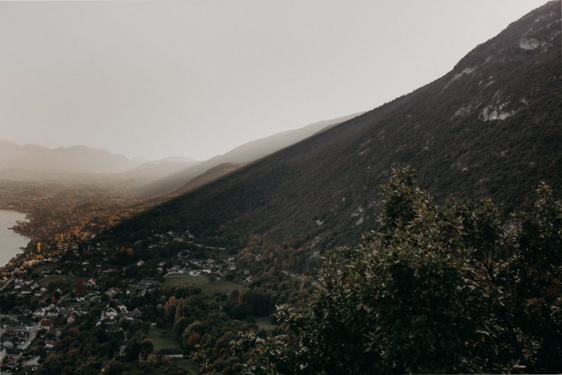 Une séance engagement au bord d'un lac - Photos : Matterhorn Photography - Blog mariage : La mariée aux pieds nus