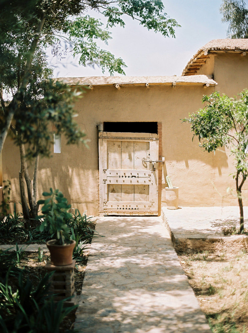 Un mariage à Taroudant au Maroc - La mariée aux pieds nus - Photo : Lifestories Wedding - Yann Audic