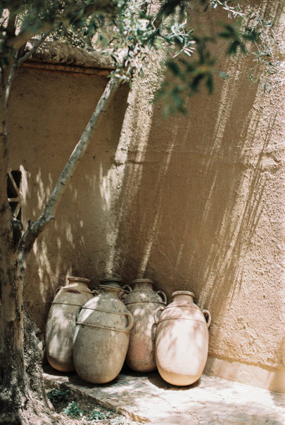 Un mariage à Taroudant au Maroc - La mariée aux pieds nus - Photo : Lifestories Wedding - Yann Audic