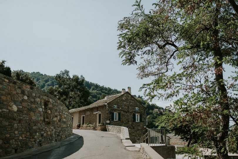 Un mariage au rocher Lumio en Corse - Photos : Madame B Photographie - Blog mariage : La mariée aux pieds nus