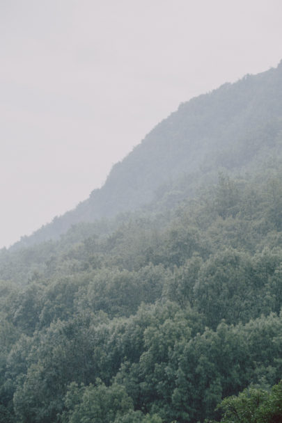 Un mariage sous la pluie près de Nice - Pinewood Weddings - La mariée aux pieds nus