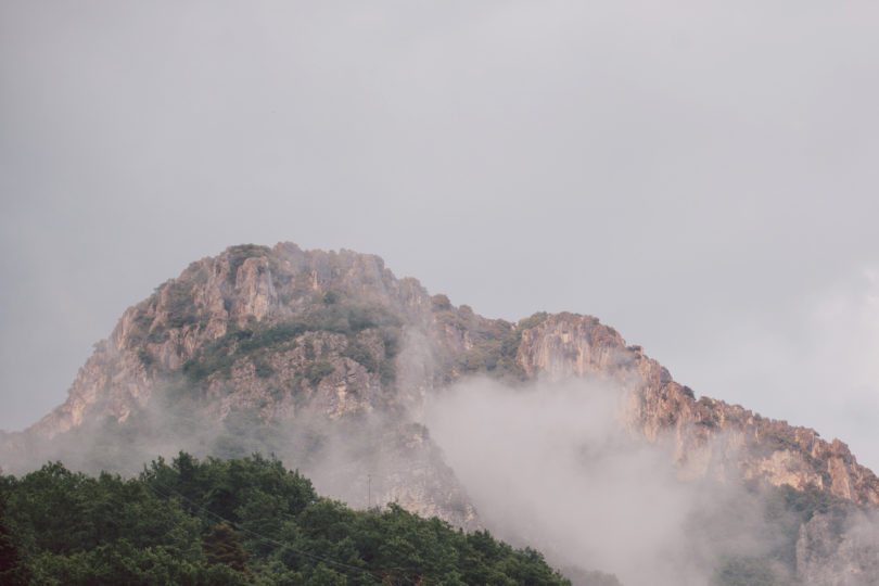 Un mariage sous la pluie près de Nice - Pinewood Weddings - La mariée aux pieds nus