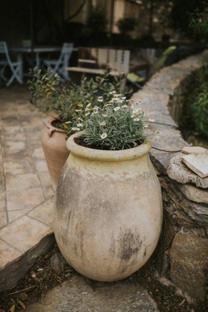 Un mariage champêtre en vert en Provence - A découvrir sur le blog mariage La mariée aux pieds nus - Photos : NeuPap Photography