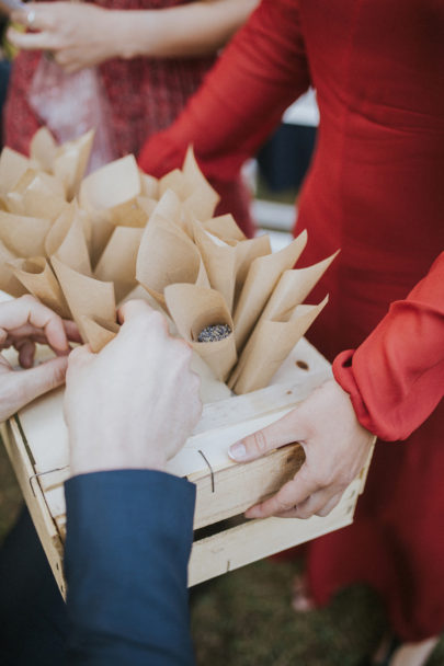 Un mariage champêtre en vert en Provence - A découvrir sur le blog mariage La mariée aux pieds nus - Photos : NeuPap Photography