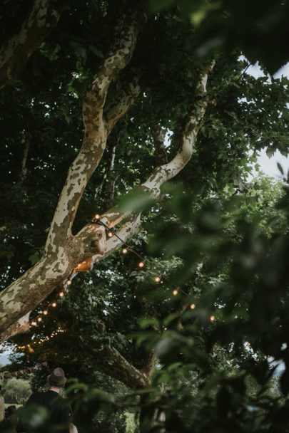 Un mariage champêtre en vert en Provence - A découvrir sur le blog mariage La mariée aux pieds nus - Photos : NeuPap Photography