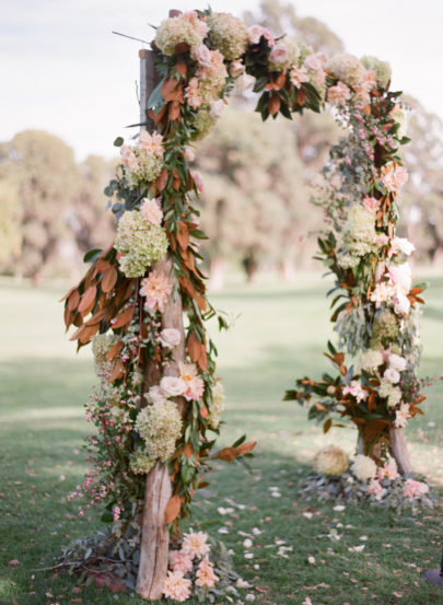 Michael et Anna Costa - Comment decorer la ceremonie de votre mariage - La mariee aux pieds nus