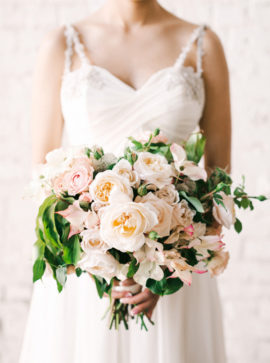 Michele Waite Photography - 12 idées de bouquets de mariée roses - La mariée aux pieds nus