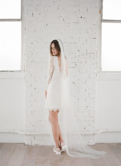 La mariee aux pieds nus - Photographe Greg Finck - Rime Arodaky - Robes de mariee courte - Mariage civil - 2015 - Modele Mya