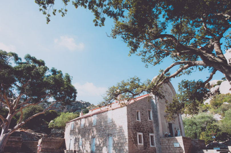 Mademoiselle G Photographie - Un mariage boheme en Corse - La mariee aux pieds nus