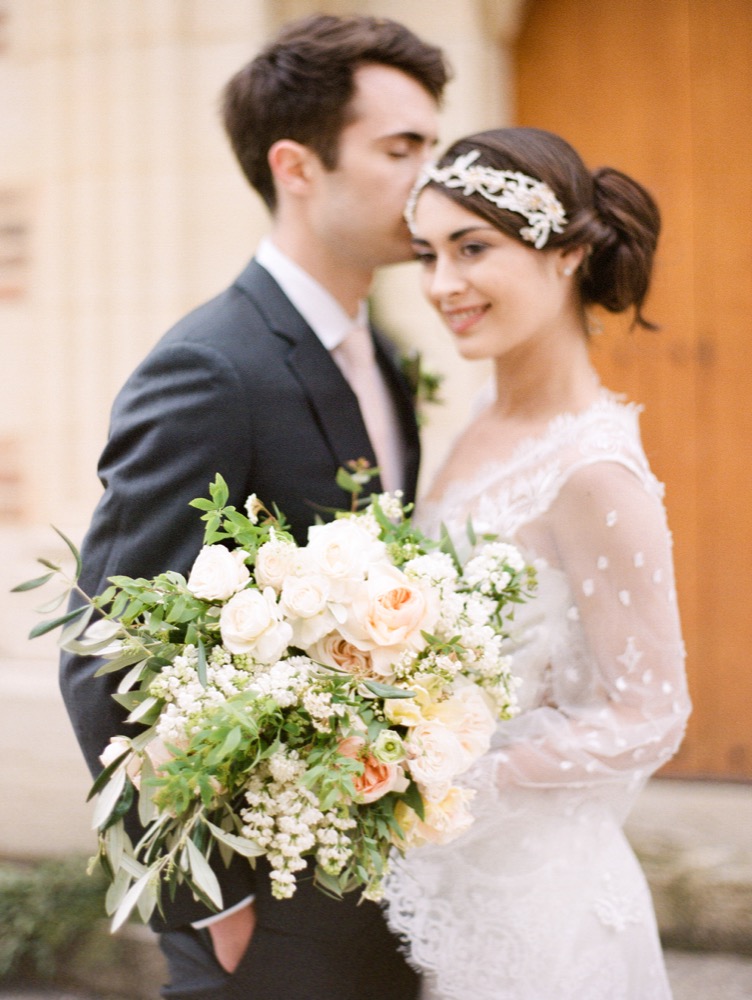 Ruth Eileen - Un mariage pastel en Bourgogne au chateau de Varennes - Sylvie Gil Workshop - La mariée aux pieds nus