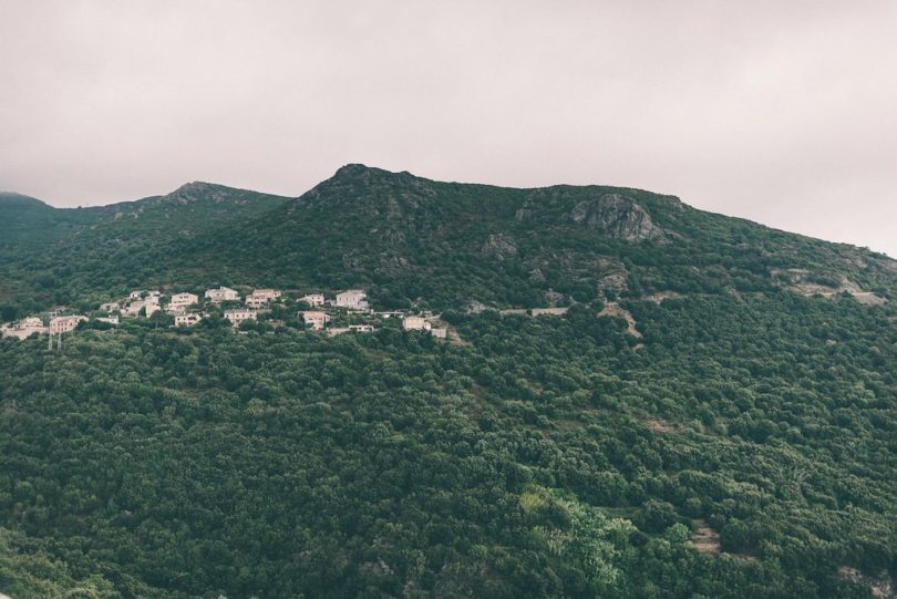 Un mariage en Corse - La mariée aux pieds nus - Photos : Julien Navarre