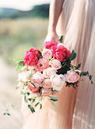 Une mariée romantique et délicate en robe rose pâle - La mariée aux pieds nus - Photo : Ashley Ludaescher