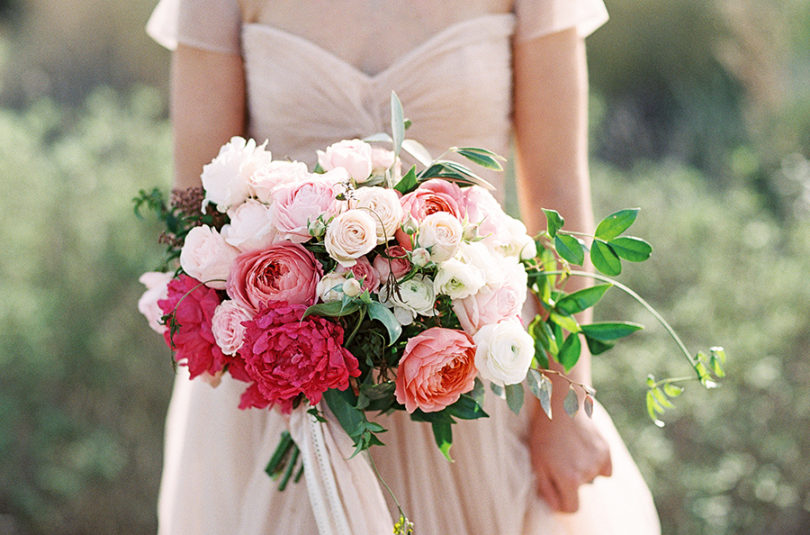 Une mariée romantique et délicate en robe rose pâle - La mariée aux pieds nus - Photo : Ashley Ludaescher