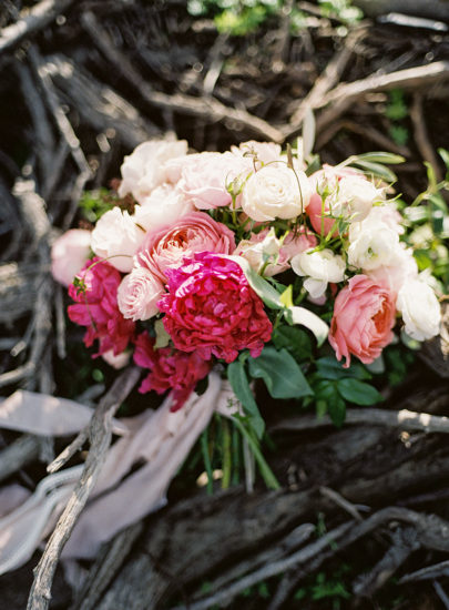 Une mariée romantique et délicate en robe rose pâle - La mariée aux pieds nus - Photo : Ashley Ludaescher