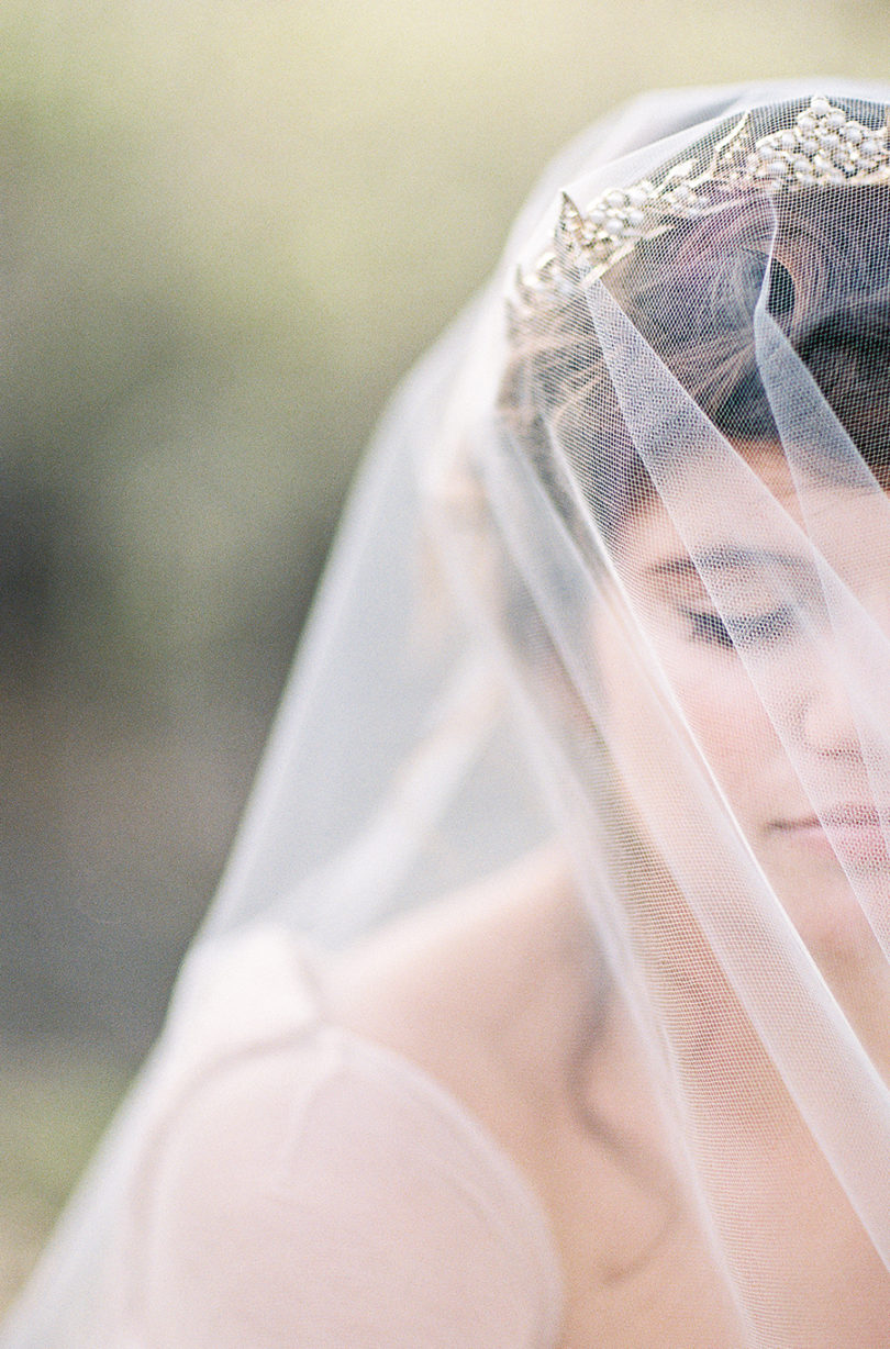 Une mariée romantique et délicate en robe rose pâle - La mariée aux pieds nus - Photo : Ashley Ludaescher