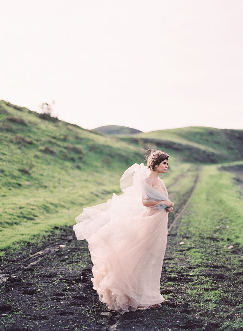 Une mariée romantique et délicate en robe rose pâle - La mariée aux pieds nus - Photo : Ashley Ludaescher