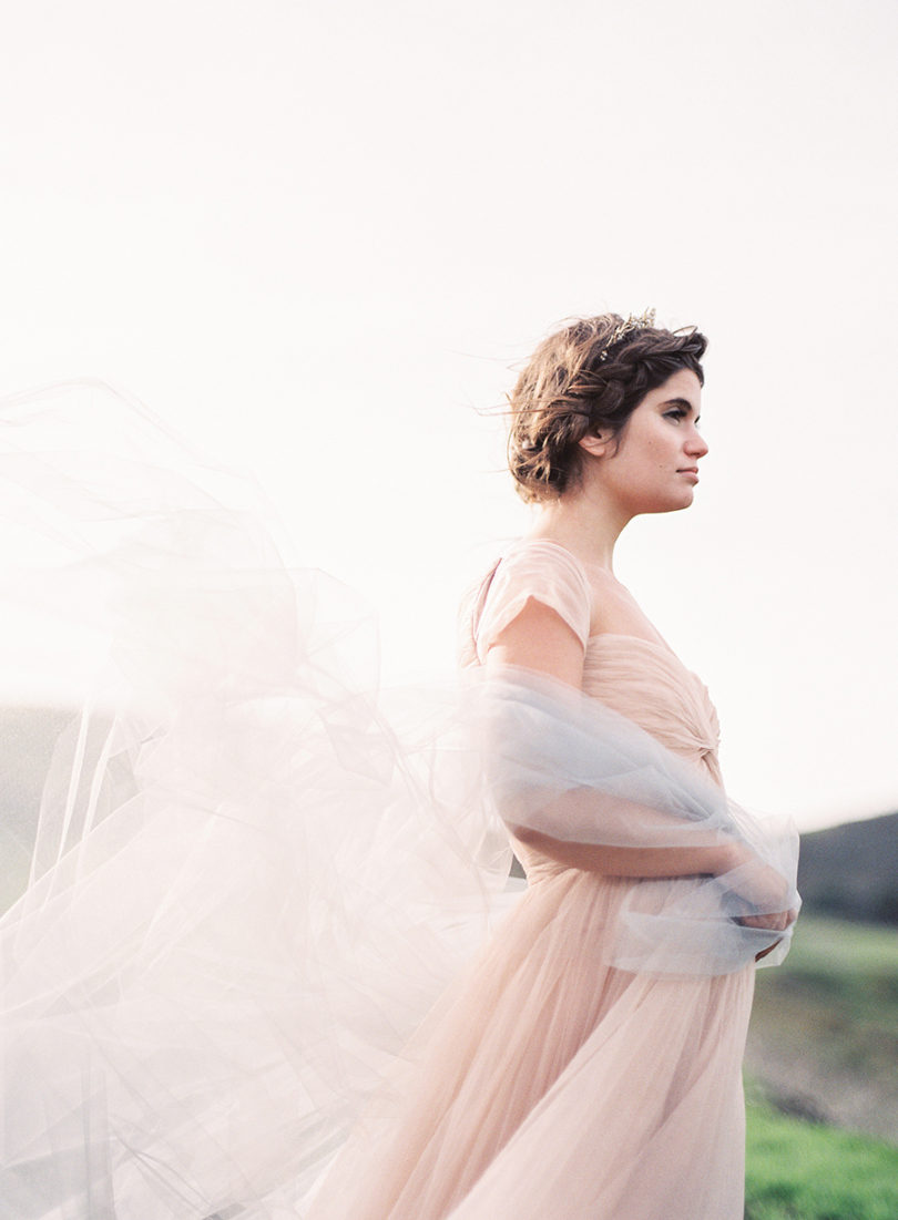 Une mariée romantique et délicate en robe rose pâle - La mariée aux pieds nus - Photo : Ashley Ludaescher