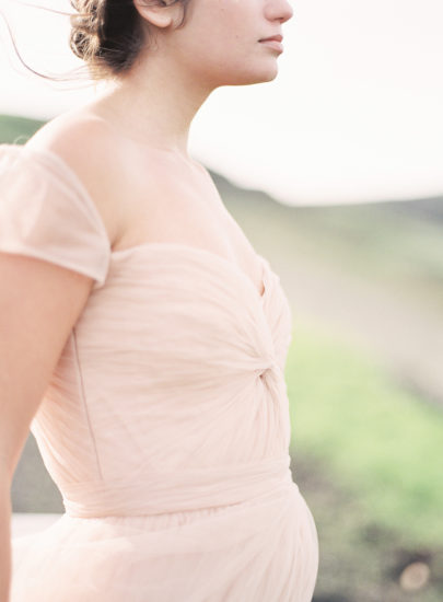 Une mariée romantique et délicate en robe rose pâle - La mariée aux pieds nus - Photo : Ashley Ludaescher