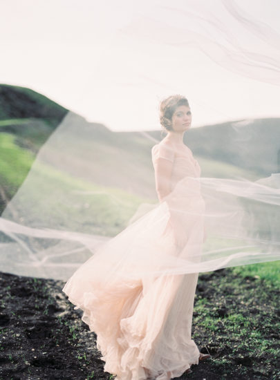 Une mariée romantique et délicate en robe rose pâle - La mariée aux pieds nus - Photo : Ashley Ludaescher