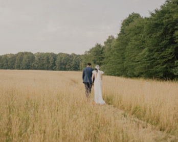 16 conseils de dernière minute pour profiter de votre mariage - La mariée aux pieds nus - Photo : Capyture