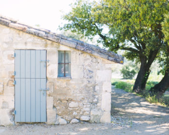 Un mariage en blanc en Provence - Shooting d'inspiration - Photo : Malvina Photo - Scénographie Atelier Blanc - La mariée aux pieds nus