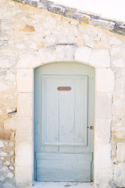 Un mariage en blanc en Provence - Shooting d'inspiration - Photo : Malvina Photo - Scénographie Atelier Blanc - La mariée aux pieds nus