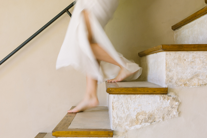 Un mariage en blanc en Provence - Shooting d'inspiration - Photo : Malvina Photo - Scénographie Atelier Blanc - La mariée aux pieds nus