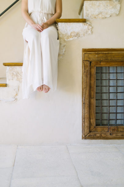 Un mariage en blanc en Provence - Shooting d'inspiration - Photo : Malvina Photo - Scénographie Atelier Blanc - La mariée aux pieds nus