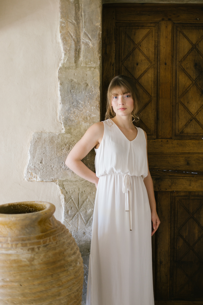 Un mariage en blanc en Provence - Shooting d'inspiration - Photo : Malvina Photo - Scénographie Atelier Blanc - La mariée aux pieds nus