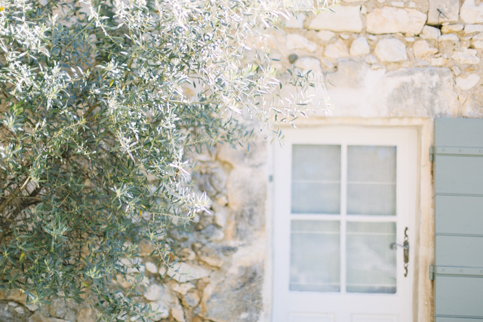 Un mariage en blanc en Provence - Shooting d'inspiration - Photo : Malvina Photo - Scénographie Atelier Blanc - La mariée aux pieds nus
