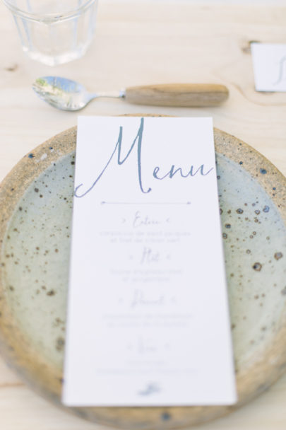 Un mariage en blanc en Provence - Shooting d'inspiration - Photo : Malvina Photo - Scénographie Atelier Blanc - La mariée aux pieds nus