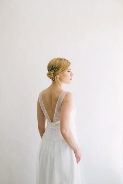 Un mariage en blanc en Provence - Shooting d'inspiration - Photo : Malvina Photo - Scénographie Atelier Blanc - La mariée aux pieds nus