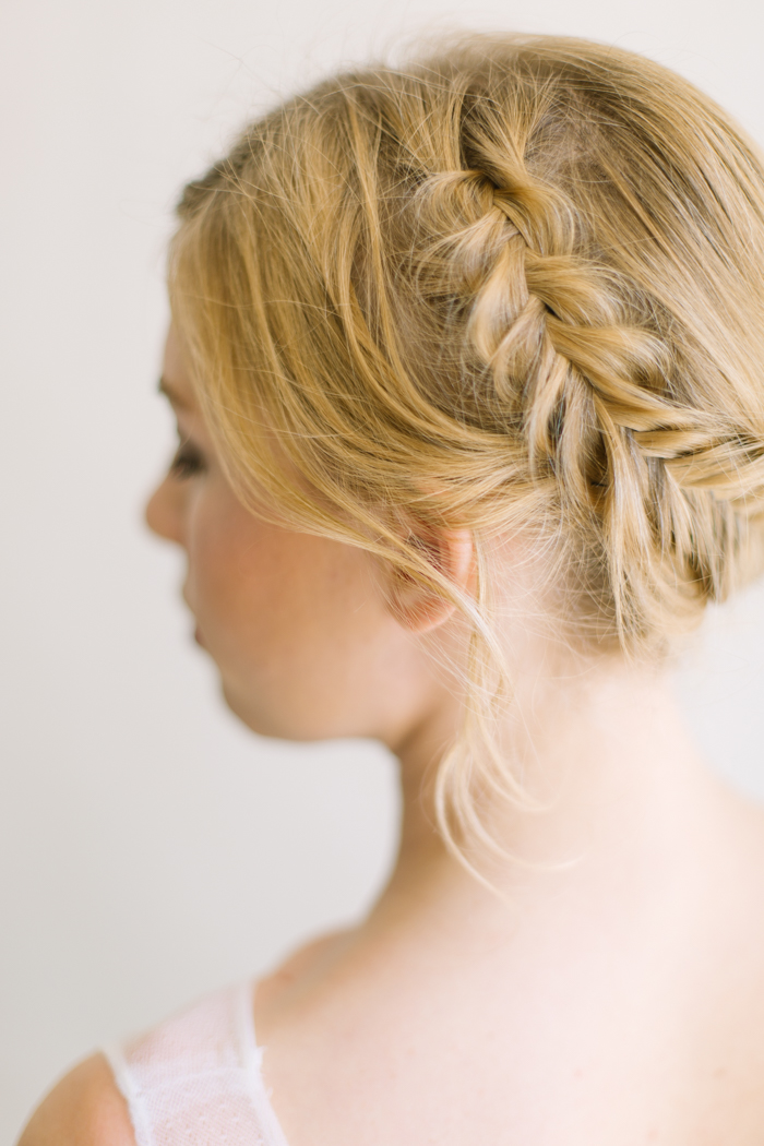 Un mariage en blanc en Provence - Shooting d'inspiration - Photo : Malvina Photo - Scénographie Atelier Blanc - La mariée aux pieds nus