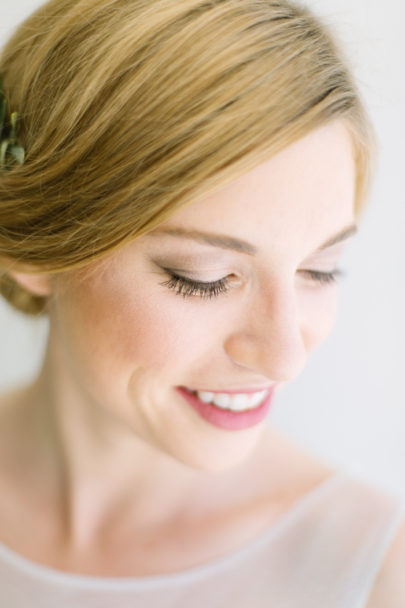 Un mariage en blanc en Provence - Shooting d'inspiration - Photo : Malvina Photo - Scénographie Atelier Blanc - La mariée aux pieds nus