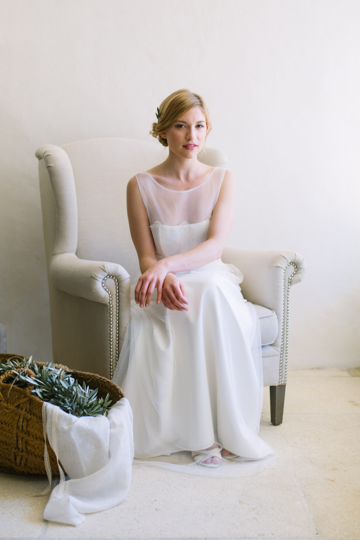 Un mariage en blanc en Provence - Shooting d'inspiration - Photo : Malvina Photo - Scénographie Atelier Blanc - La mariée aux pieds nus