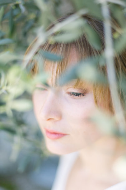 Un mariage en blanc en Provence - Shooting d'inspiration - Photo : Malvina Photo - Scénographie Atelier Blanc - La mariée aux pieds nus