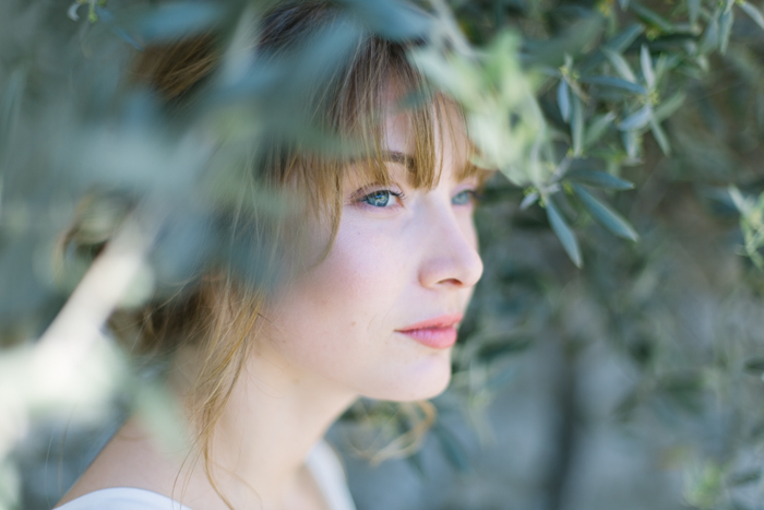 Un mariage en blanc en Provence - Shooting d'inspiration - Photo : Malvina Photo - Scénographie Atelier Blanc - La mariée aux pieds nus