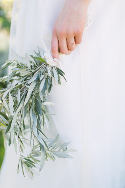 Un mariage en blanc en Provence - Shooting d'inspiration - Photo : Malvina Photo - Scénographie Atelier Blanc - La mariée aux pieds nus