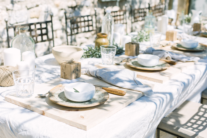 Un mariage en blanc en Provence - Shooting d'inspiration - Photo : Malvina Photo - Scénographie Atelier Blanc - La mariée aux pieds nus